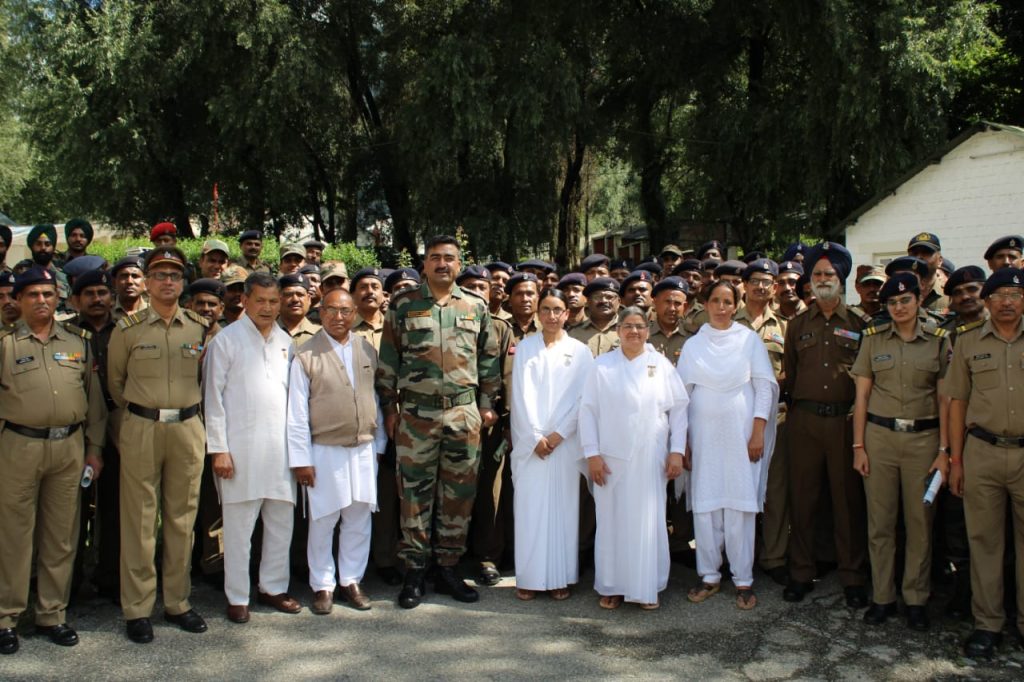 भ्राता जयपाल सिंह ,अन्य  अधिकारियों व सभी  जवनो को ब्र. कू संध्या बहन व ब्र. कू Ritambhara ने राखी बाँधी.